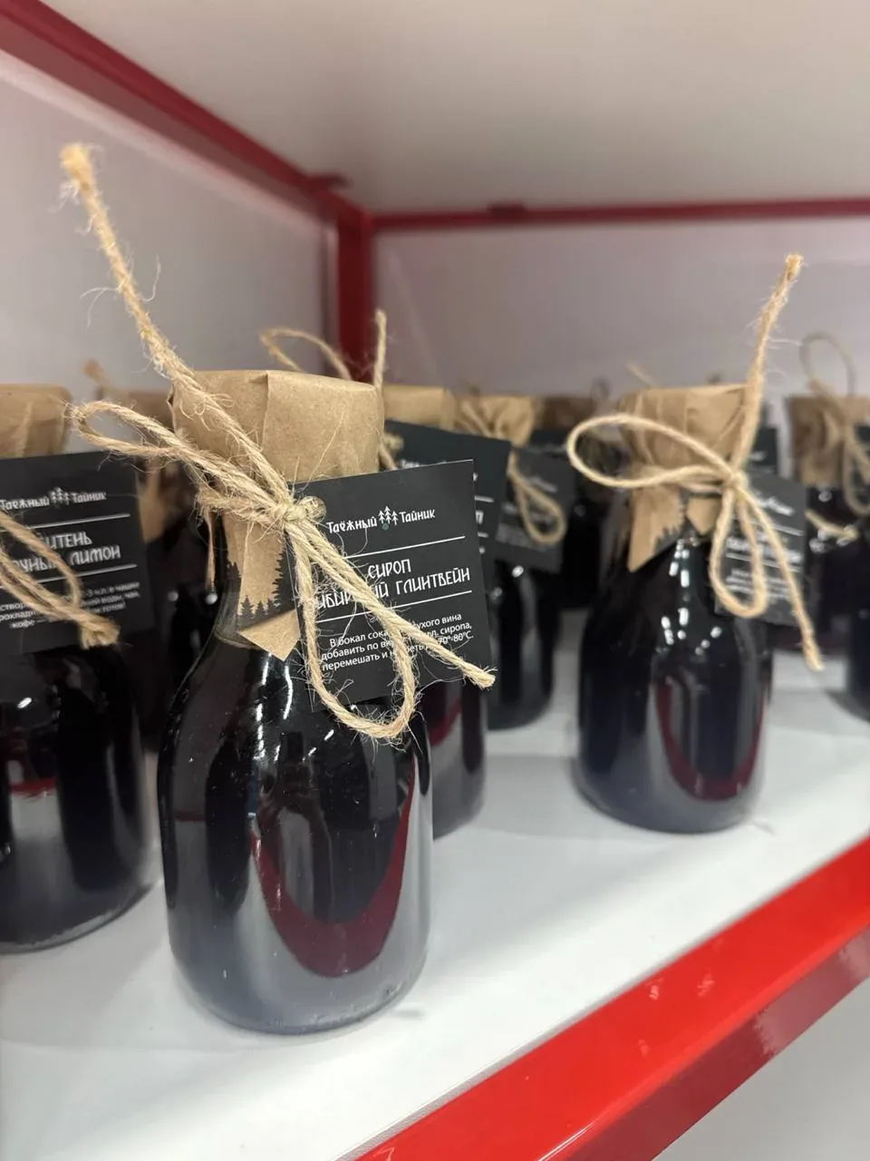 Крупный план баночек варенья на магазинной полке