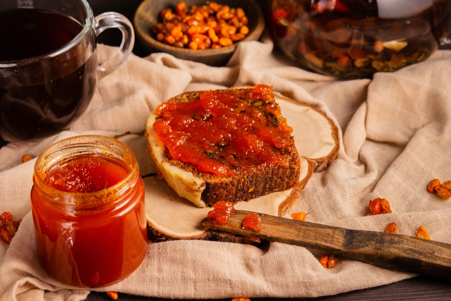 Конфитюр из клюквы, брусники и облепихи: кисло-сладкие вкусы для завтраков, десертов и сырной тарелки Конфитюр из клюквы, брусники и облепихи: кисло-сладкие вкусы для завтраков, десертов и сырной тарелки